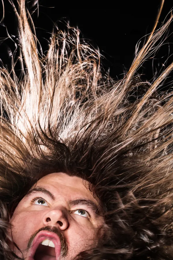 Werbefoto für das Kunstmue Festival: Mann mit fliegenden Haaren